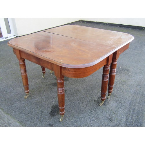 1552 - A good quality 19th century mahogany dining table with folding additional leaves, raised on turned s... 