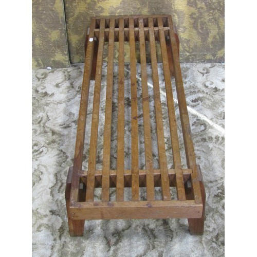 1138 - In the Cotswolds school style, a large slatted footstool / luggage stand, 24 cm high x 108 cm x 36 c... 