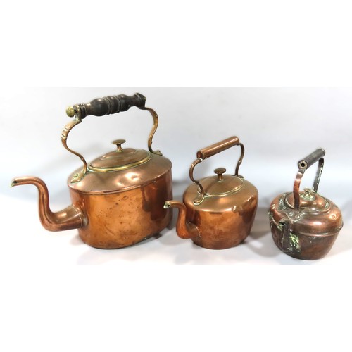 552 - A mixed selection of vintage copper, including a lantern, kettles, grain scoop, pitcher, measure etc