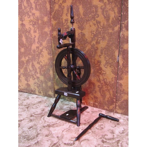 1192 - A small traditional stained beechwood spinning wheel