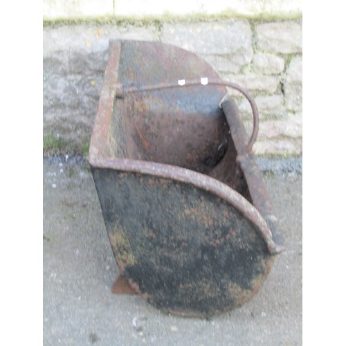 1059 - A vintage cast iron feeding trough with simple rung division stamped Eaton & Co Market Harborough, 3... 