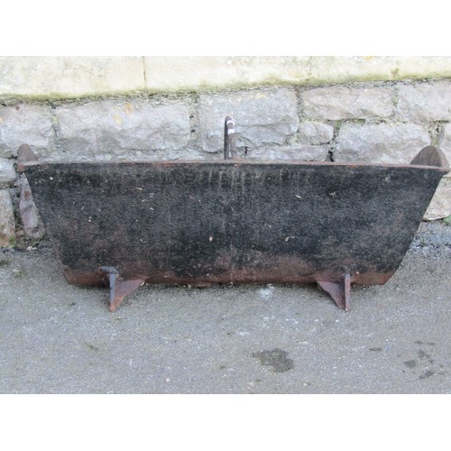 1059 - A vintage cast iron feeding trough with simple rung division stamped Eaton & Co Market Harborough, 3... 