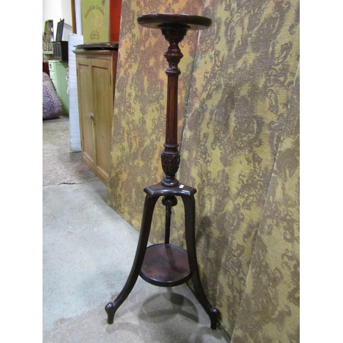 1239 - An unusual Edwardian mahogany torchere in the Georgian style raised on swept supports, 114cm high, t... 