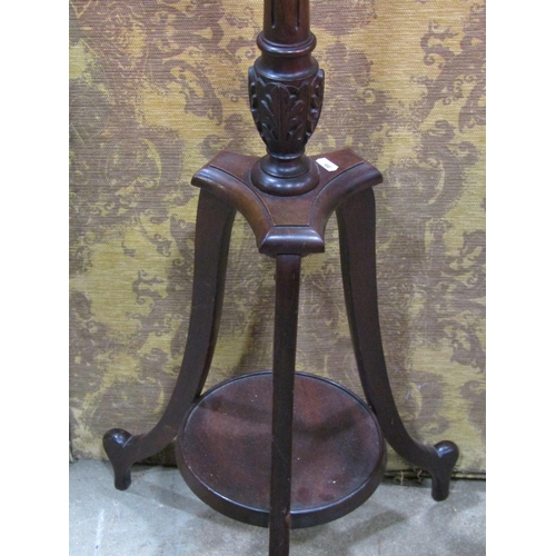 1239 - An unusual Edwardian mahogany torchere in the Georgian style raised on swept supports, 114cm high, t... 