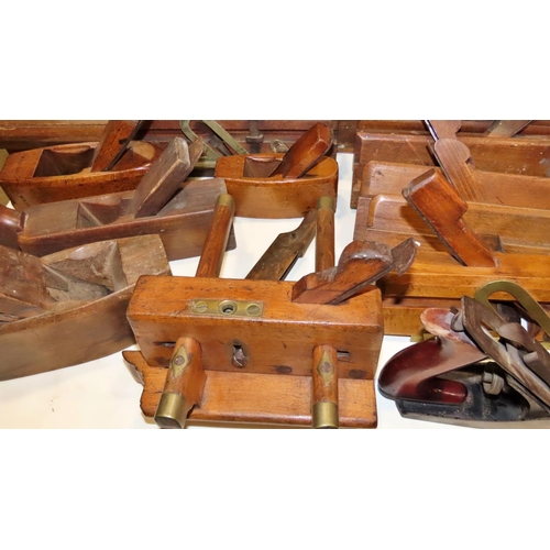 1049 - A box of vintage wooden woodworking planes