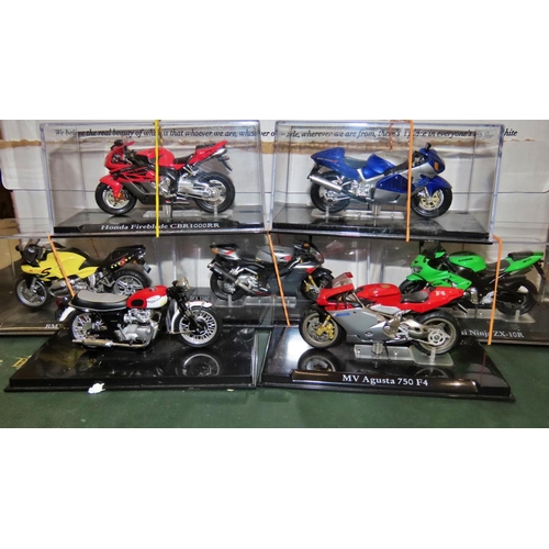 770 - Collection of twenty-one model classic motorcycles 1:24 scale made by Editions Atlas Collections