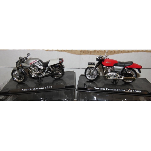 770 - Collection of twenty-one model classic motorcycles 1:24 scale made by Editions Atlas Collections