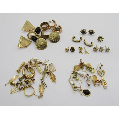 332 - Mixed collection of 9ct / yellow metal earrings of various design, 28.9g total (gross weight)