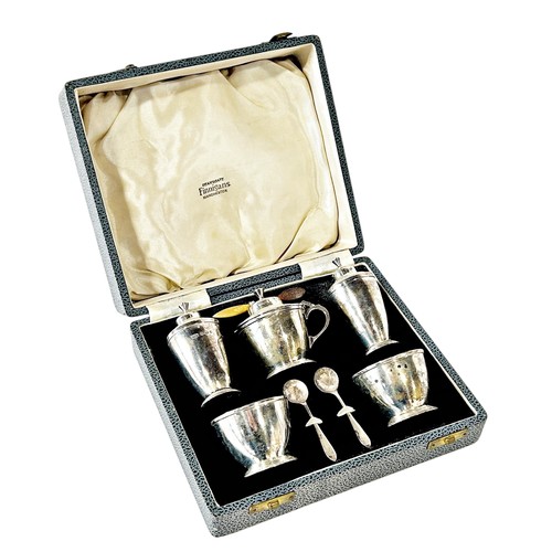 207 - A cased George VI silver condiment set comprising two peppers, two salts and a mustard pot, Sheffiel... 