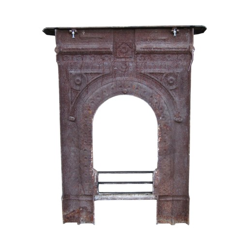 1023 - A late 19th century cast iron fire insert with decorative detailing, 95 cm high x 73 cm