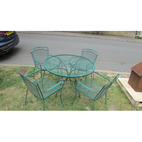 1042 - A good quality green painted five piece steel terrace set with lattice and simple open scroll detail... 