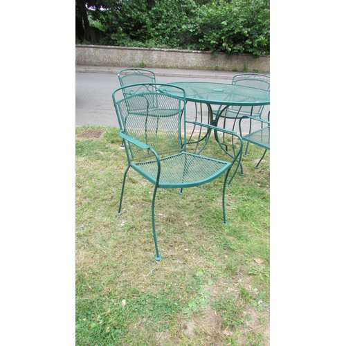 1042 - A good quality green painted five piece steel terrace set with lattice and simple open scroll detail... 