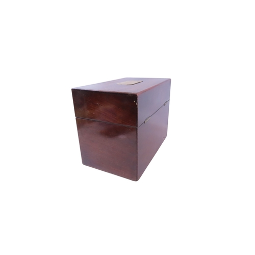29 - A good George III mahogany spirit decanter box, the hinged cover fitted with a flush-fitting campaig... 