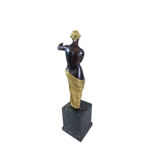 48 - A Late 18th / early 19th century continental patinated and gilt bronze figure of Venus, presented in... 