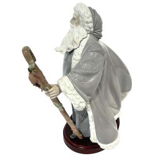 41 - Lladro - Santa Claus with certificate, 'Messenger' 573/2000, with box, dated 5th May 2005, 31cm high