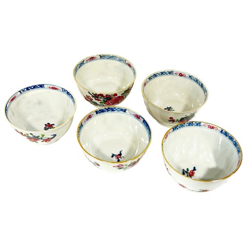 57 - A set of five 18th/19th century Chinese export tea cups with floral decorations, diameter: 7.7 cm ea... 