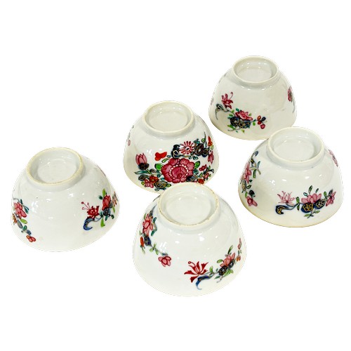 57 - A set of five 18th/19th century Chinese export tea cups with floral decorations, diameter: 7.7 cm ea... 