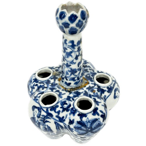 58 - A 19th century Chinese export blue and white porcelain tulip vase, bearing four-character mark under... 