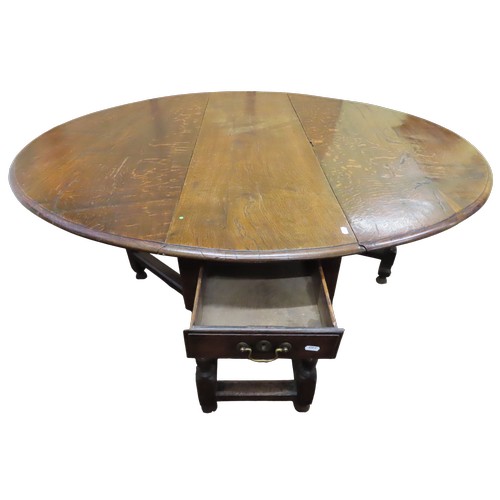 1522 - A Georgian oak gateleg table on eight turned supports, with single frieze drawer, 73cm high x 138cm ... 