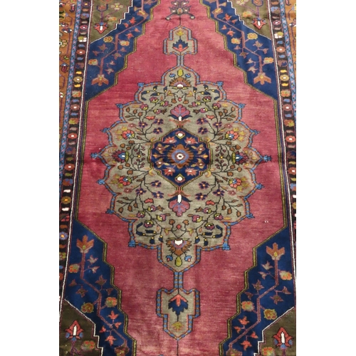 A good quality Persian wool rug with central floral and foliate ...