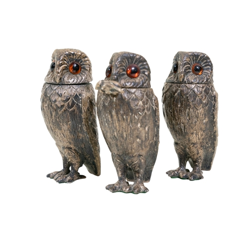 A good Elizabeth II novelty silver condiment trio in the form of standing owls, London, 1964, by William Comyns & Sons, comprising salt, pepper pot and mustard with detaching head stoppers, the mustard with hinged head and bespoke mustard spoon in the form of a mouse, each 7cm tall, 11ozt