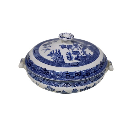 35 - A collection of 20th century Wedgwood Willow pattern table wares, to include tureens, sauce boat, di... 