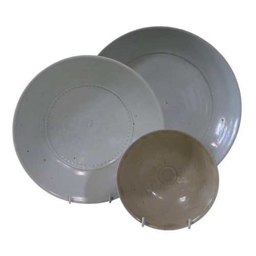 40 - Two Shorter & Son fish shaped plates, Wedgwood Majolica, cauliflower dish, further green leaf patter... 
