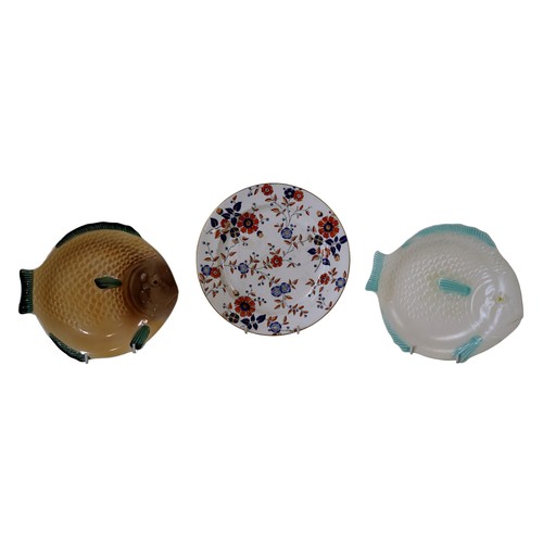 40 - Two Shorter & Son fish shaped plates, Wedgwood Majolica, cauliflower dish, further green leaf patter... 