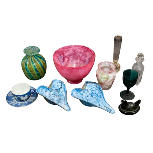 276 - A collection of various glass wares to include Mdina glass vase with typical detail and other simila... 