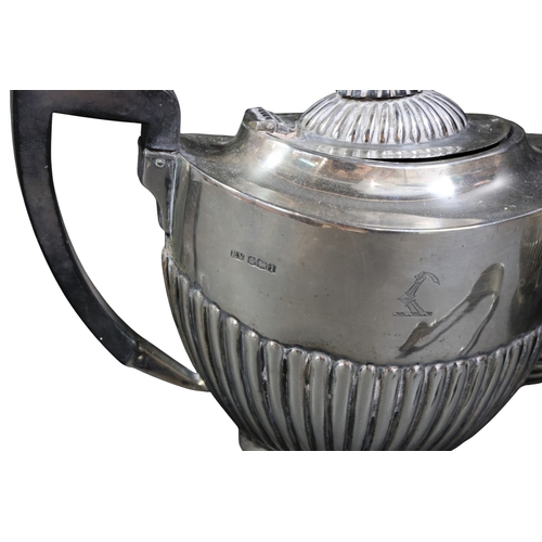 327 - A George V silver teapot and sugar basin, by Viner's Ltd, Sheffield 1928 & 1929, each of ovoid form ... 
