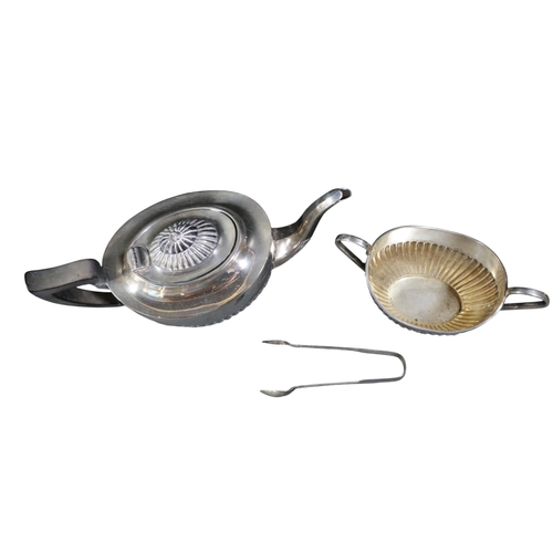327 - A George V silver teapot and sugar basin, by Viner's Ltd, Sheffield 1928 & 1929, each of ovoid form ... 