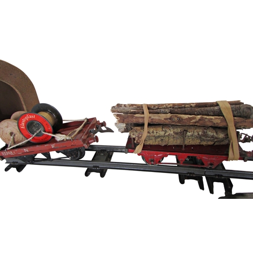 690 - Hornby clockwork O Gauge railway engine, tender and two open waggons with a buffer and tunnel