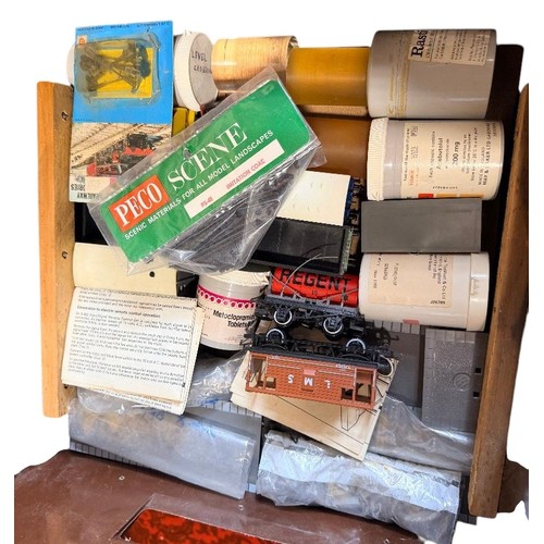 695 - Collection of 00 gauge railway accessories track buildings, rolling stock, track, etc