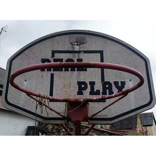 21 - Basketball Ring/Stand