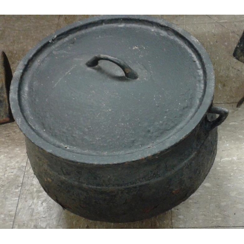 41 - Black  Skillet Pot with Lid