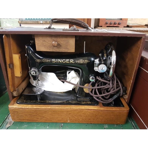 610 - Good Singer Sewing Machine, the table top machine in original fitted carry case, serial no. Y9886745