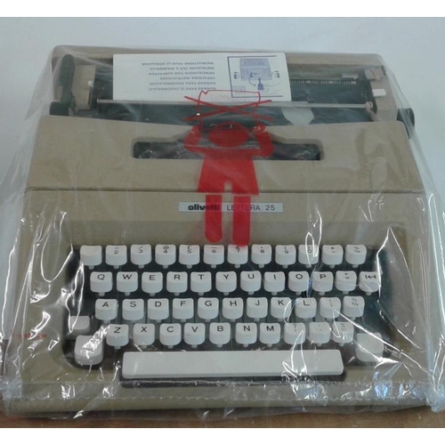 643a - 'Olivetti' Lettara 25 Typewriter (new in box)