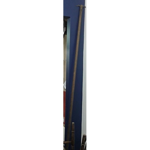 28 - Shopkeeper's Pole, c.8ft 6in