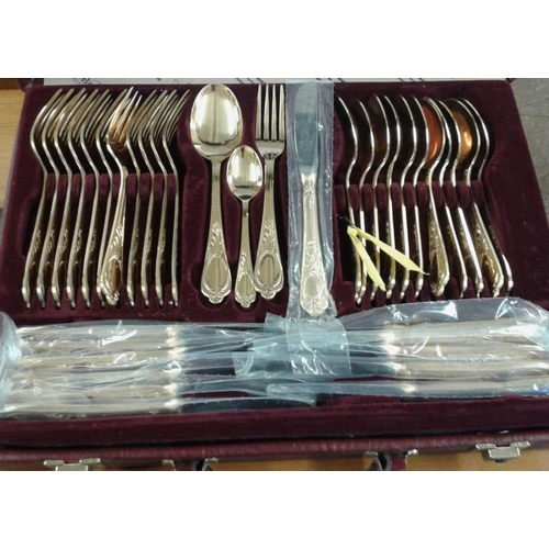 552 - Cased Set of Cutlery