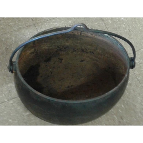 100 - Cast Iron Oval Cooking Pot