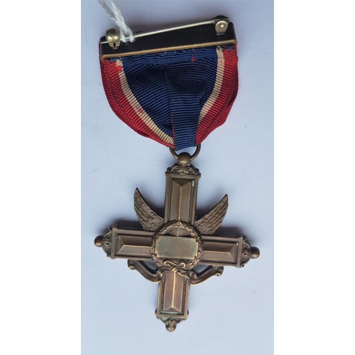 25 - American Army Distinguished Service Cross - Bronze gilt, numbered 17, original ribbon with brooch pi... 