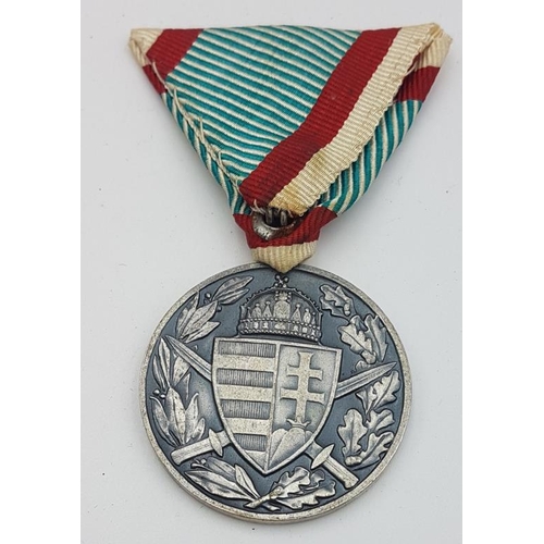 284 - Austrian Hungarian Medal WWI. The front shows the weapon shield of Hungary surmounted by a crown, wi... 