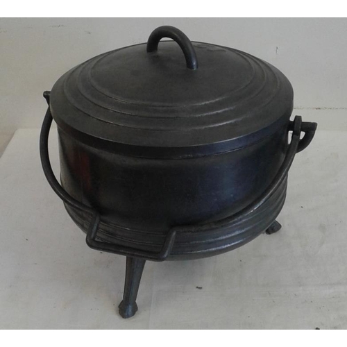 639 - Heavy 12 Pint Lidded Skillet Pot