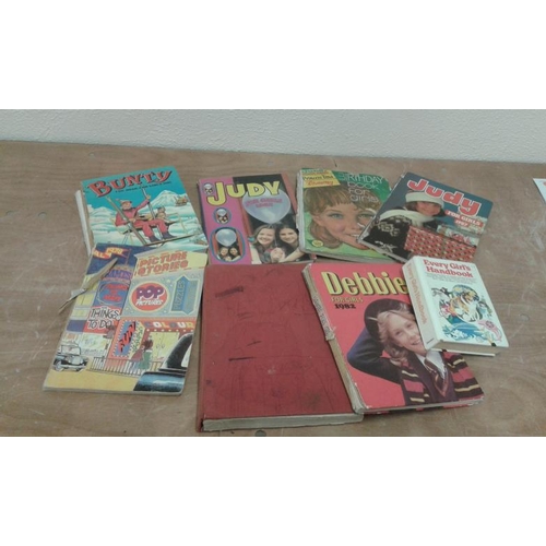 121 - Collection of Assortment Comic Annuals