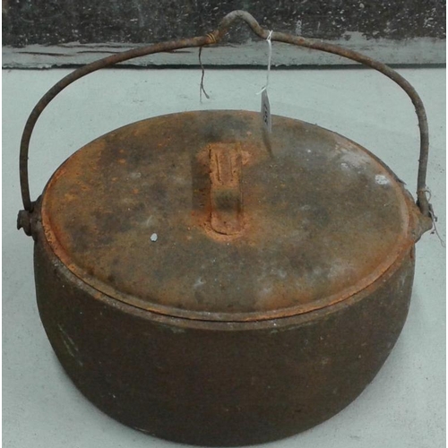 195 - Traditional Baking Pot with swing handle