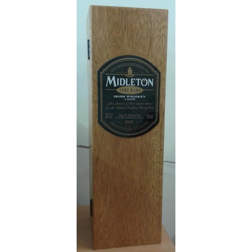 210 - Cased Bottle of Midleton 'Very Rare' Irish Whiskey 2010, complete with cert of authenticity and invi... 