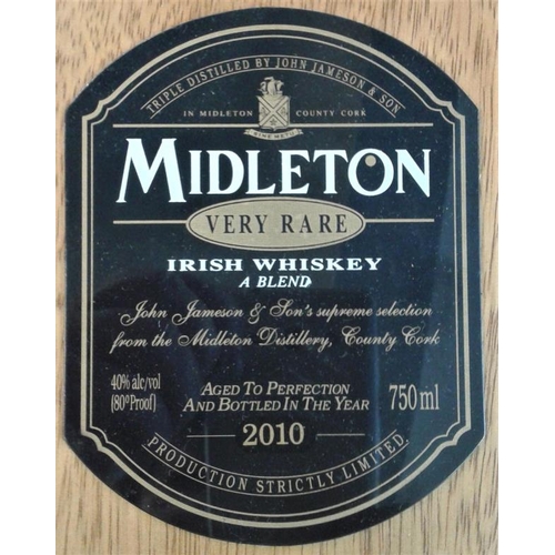 210 - Cased Bottle of Midleton 'Very Rare' Irish Whiskey 2010, complete with cert of authenticity and invi... 