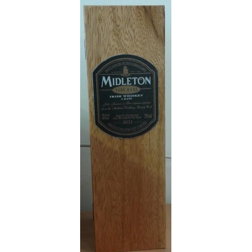 212 - Cased Bottle of Midleton 'Very Rare' Irish Whiskey 2011, complete with cert of authenticity and invi... 