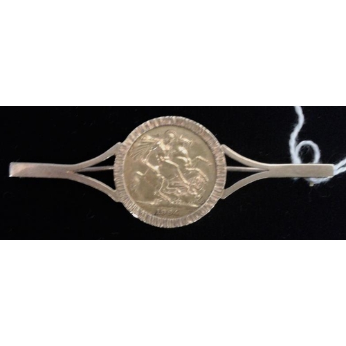 335 - Gold Sovereign, 1964, set in a 9ct gold brooch