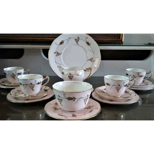 406 - Royal Crown Fine Bone China 'Blush & Gilt' 16 piece part Tea Set